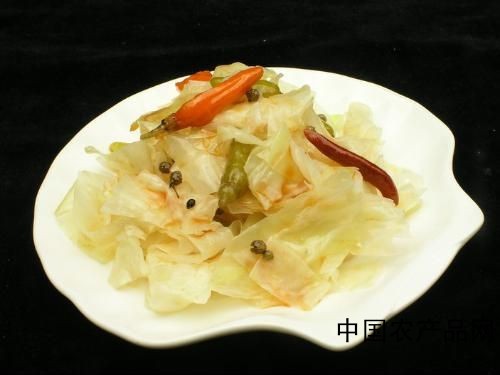 、圆白菜去掉黄叶，削去根部，洗净，用刀切成两半或四半。 